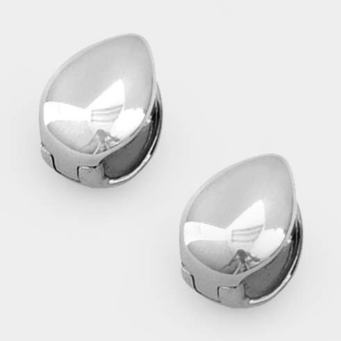 Créoles Huggie aux amandes pour la vente par Kara Yoo