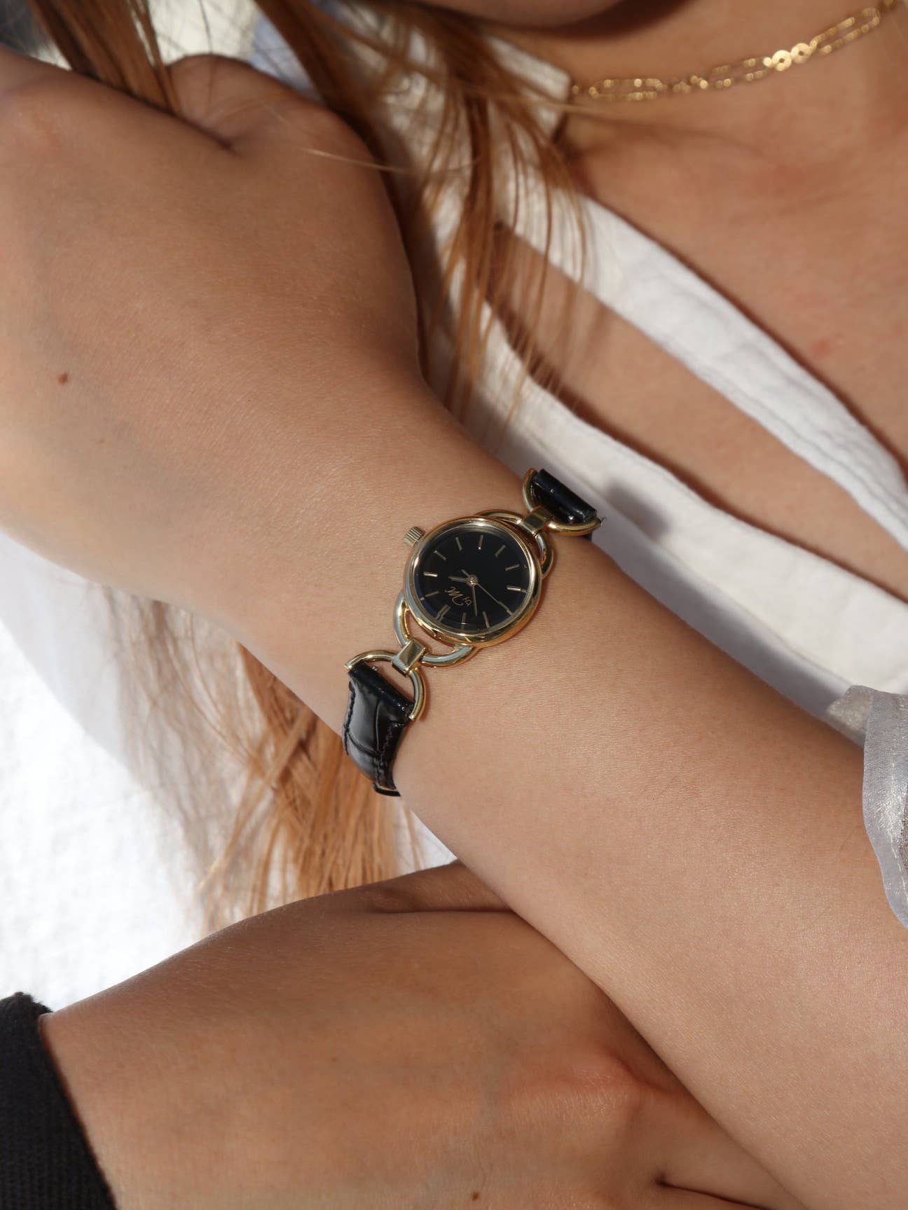 by M degrees – Großhandel Armbanduhr – Damen – 80er-Jahre Vintage-inspirierte Schwarz-Goldene Runde Uhr – Schwarzes Leder6