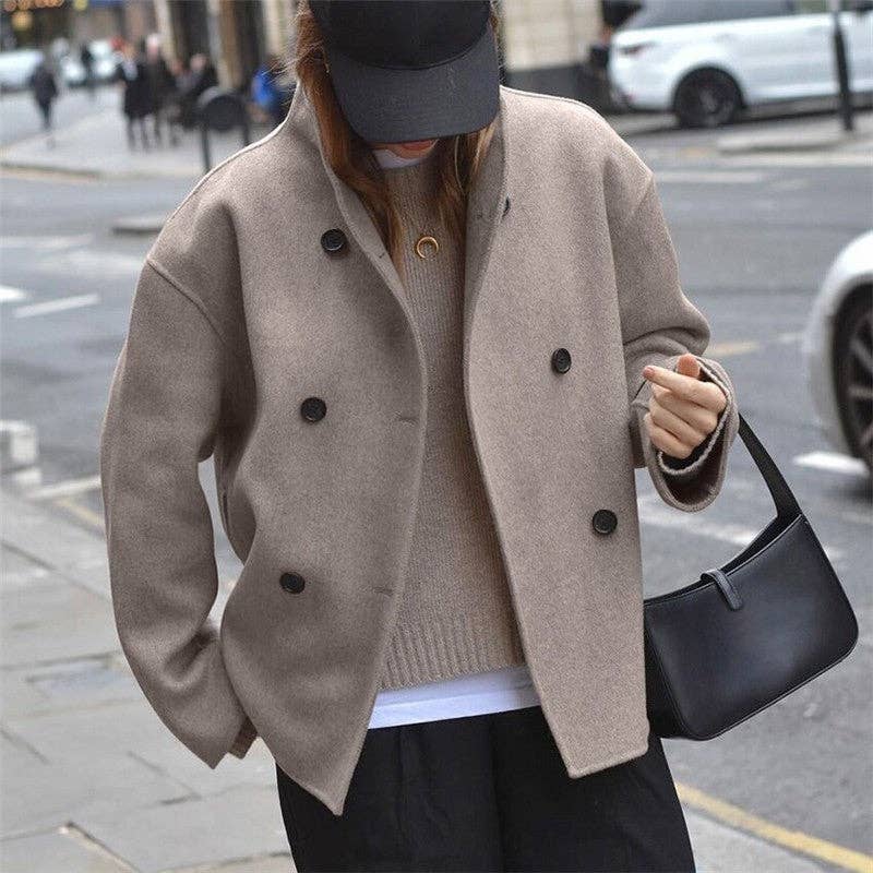 Brun Damefrakke med V-udskæring og dobbeltknaplukning i uld for engroshandel på Faire2