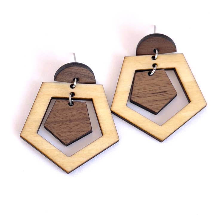 Orecchini in legno Hexagonal Harmony per la vendita all'ingrosso da parte di Arbor Drift Designs