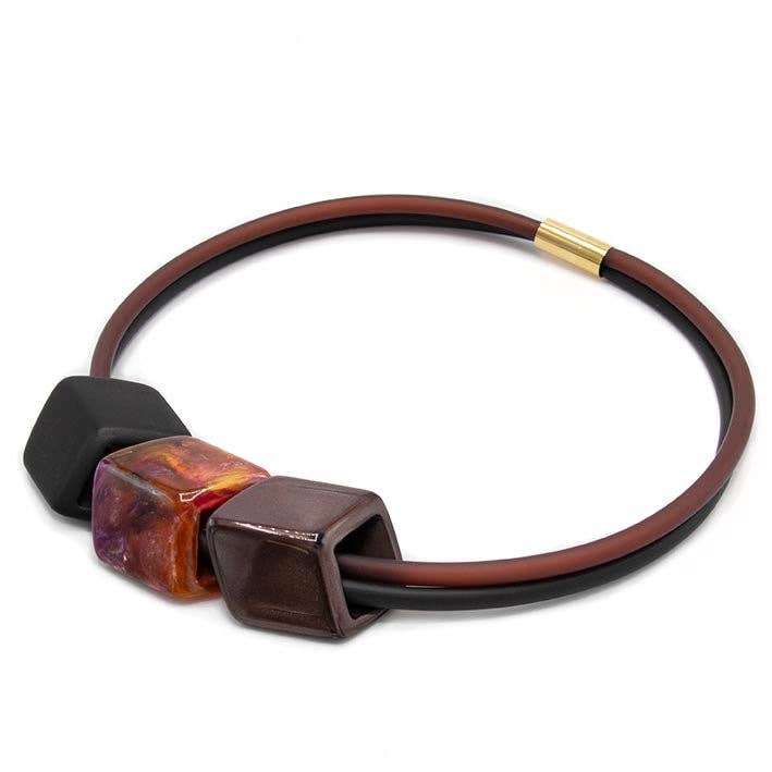 Esclusiva catena in gomma con 3 cubi, Warm Wood per la vendita all'ingrosso da parte di FATES, style with a story