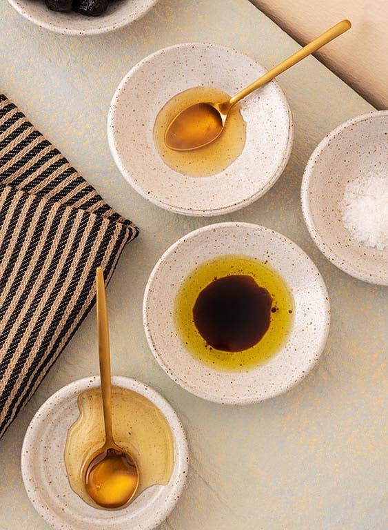 Matthew Jones Ceramics - Wholesale Oil/Vinegar Dispenser - Ceramic Oil Pourer And Dip Dish Set in Vintage White2