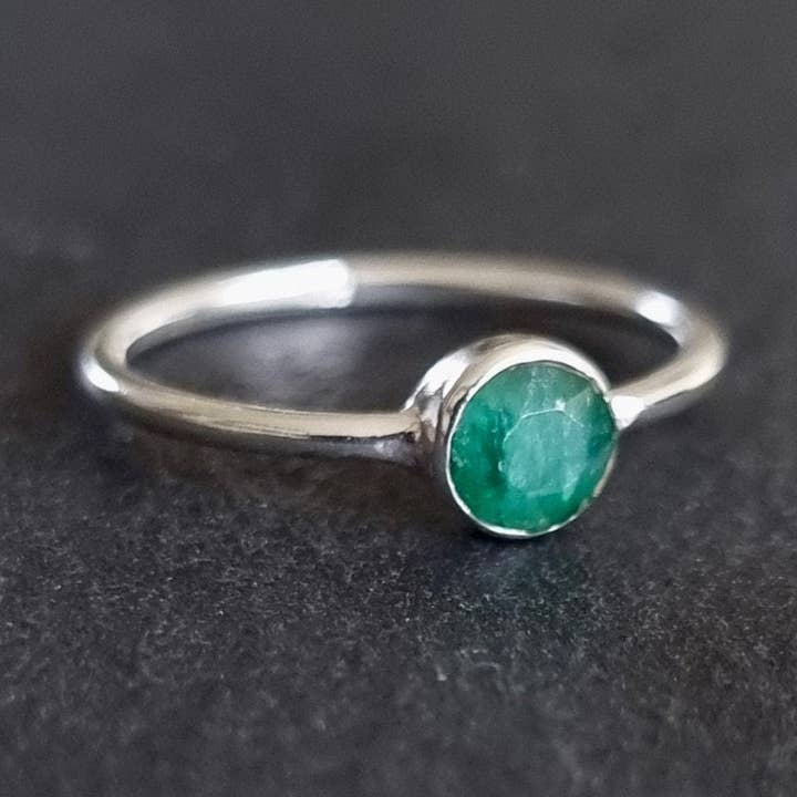 Unisex 5mm Ronde Smaragd Stapelring | 925 Sterling Zilver, R10EM voor wholesale door Mistry Gems