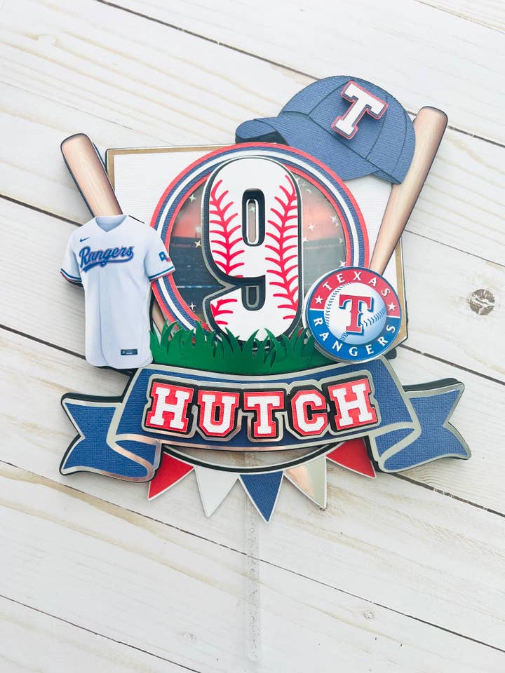 Frappez un coup de circuit à votre fête sur le thème du baseball avec ce chapeau Texas Rangers Little League baseball. pour la vente par Scarlet Paperie