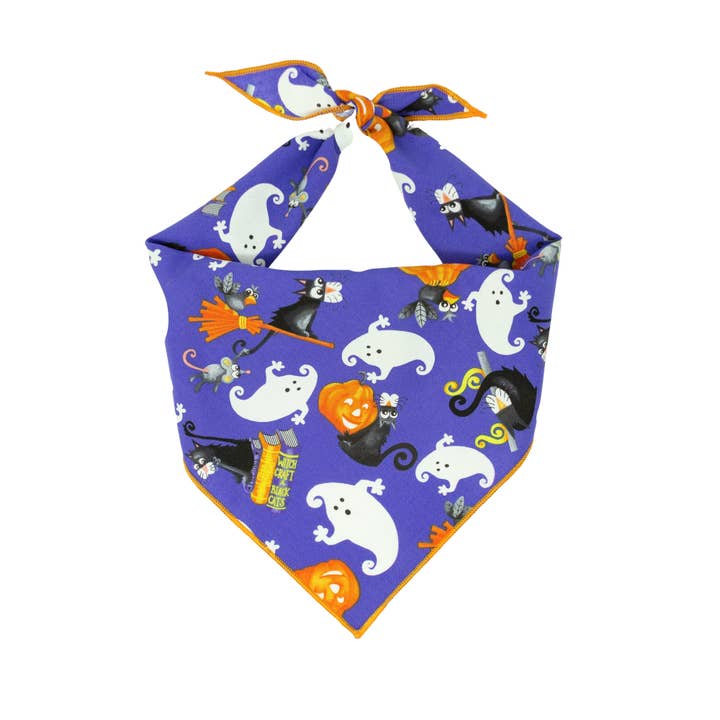Bandana pour chien d'Halloween | Violet avec des fantômes et des chats noirs pour la vente par Paisley Paw Designs