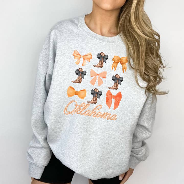 Chandail à encolure ras-du-cou Oklahoma Orange Spirit pour la vente par Hey Jude Graphic Tees