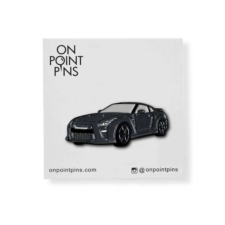 Spilla smaltata per auto Nissan Skyline GT-R R35 (grigio canna di fucile) per la vendita all'ingrosso da parte di On Point Pins