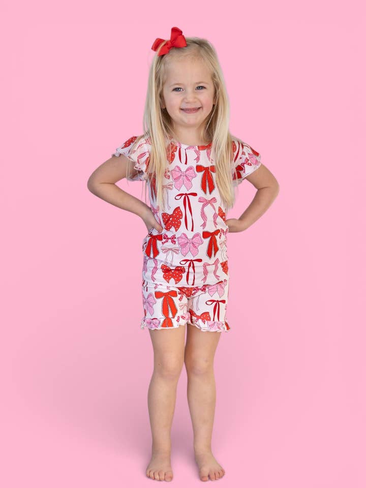 ENSEMBLE COURT À VOLANTS RÊVE BOWS BE MINE pour la vente par Dream Big Little Co.