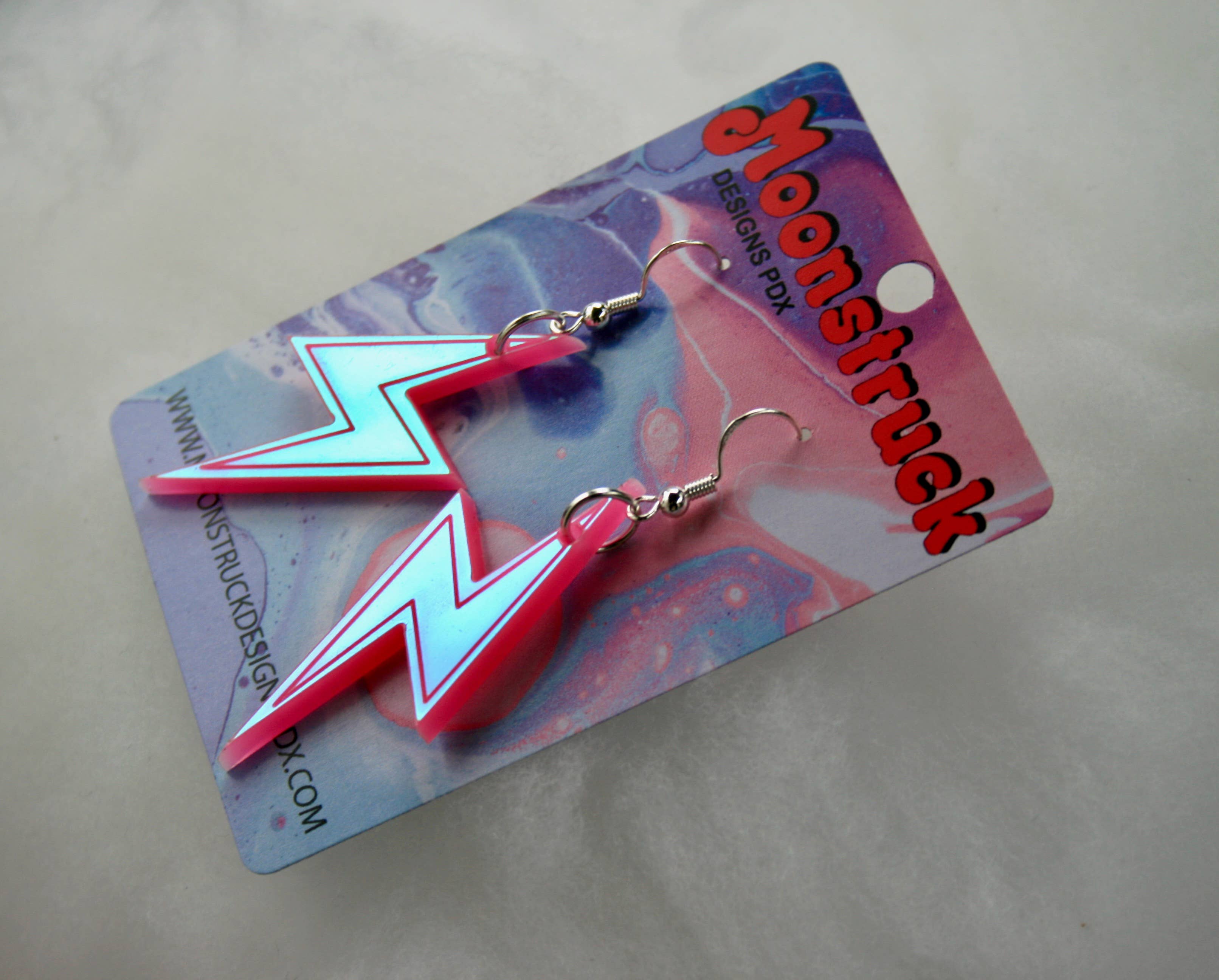 Moonstruck Designs PDX - Vente Boucles d'oreilles pendantes - Boucle d'oreille Lightning Bolt - Holo rose vif irisé0