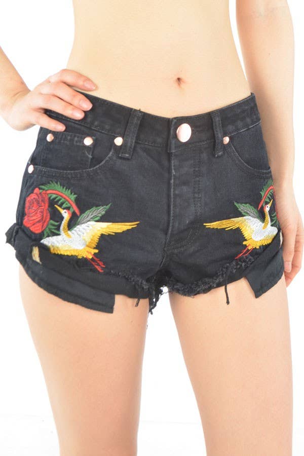 DENIM NERO Shorts di jeans tagliati con ricamo di gru e rose S8133G in vendita all'ingrosso su Faire1
