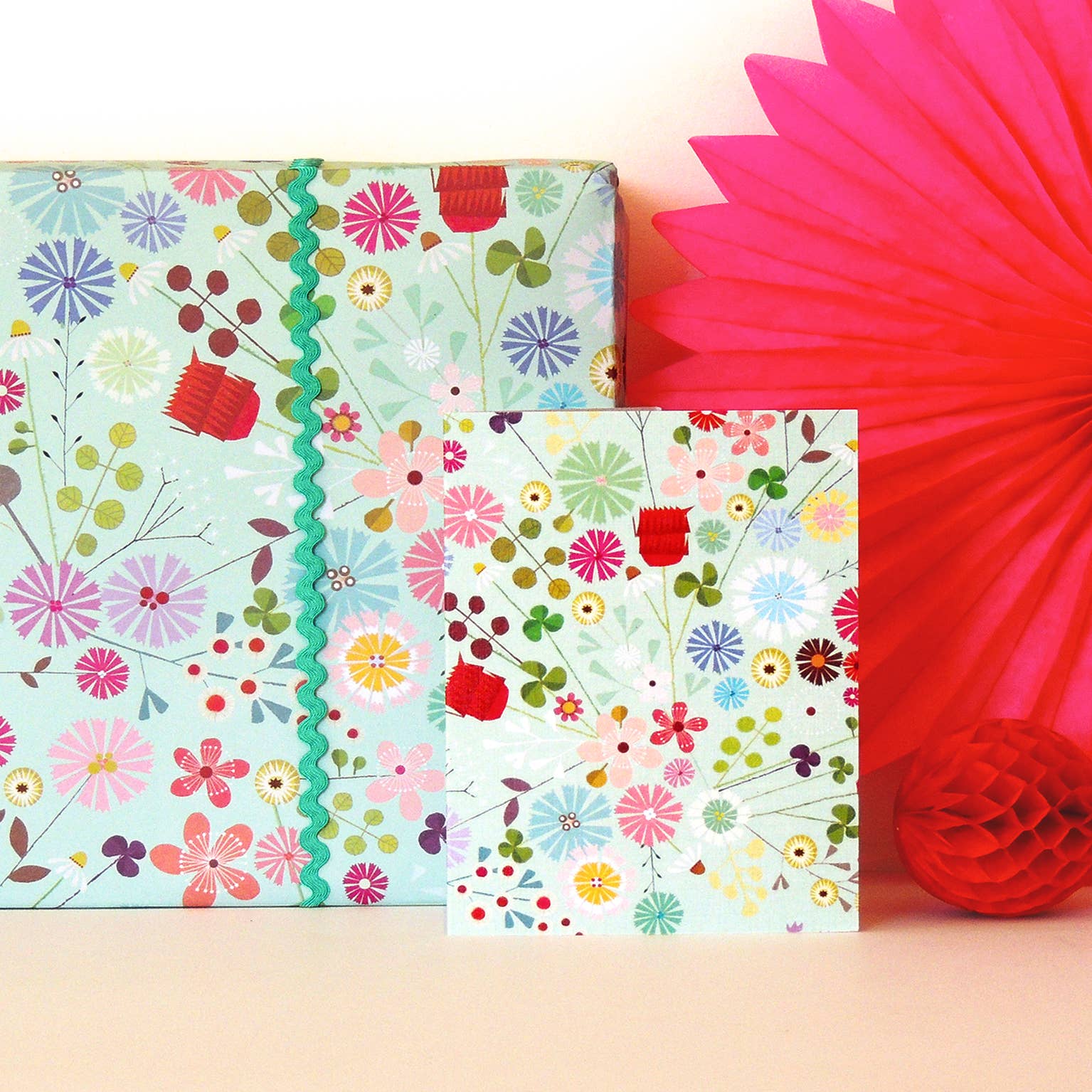 Kali Stileman Publishing - Vente Feuille de papier cadeau - Papier d'emballage cadeau floral WP983