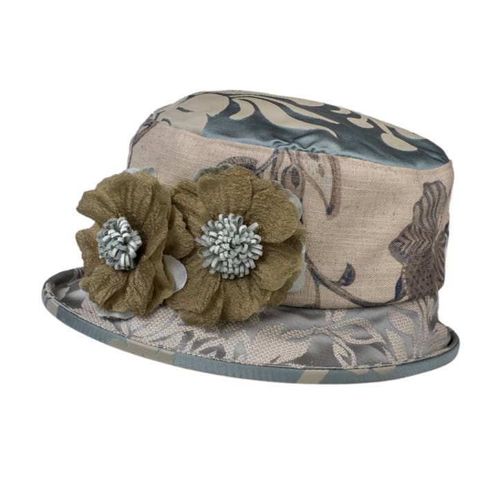 Chapeau vintage à petits bords à motif damassé bleu canard en forme d'œuf de canard et orné de fleurs. pour la vente par Proppa Toppa Hats
