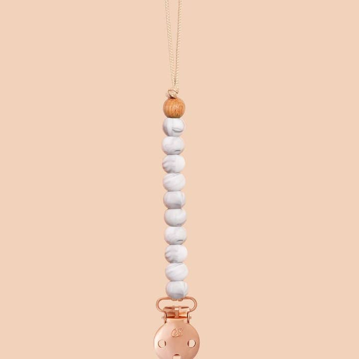 Marble Sienna Schnullerclip in Roségold
für den Großhandel von The Brand Loft