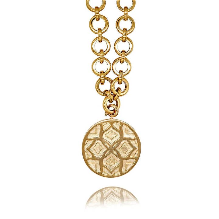 Collier médaillon du zodiaque personnalisé en forme de fleur emblématique en or pour la vente par Georgina Jewelry