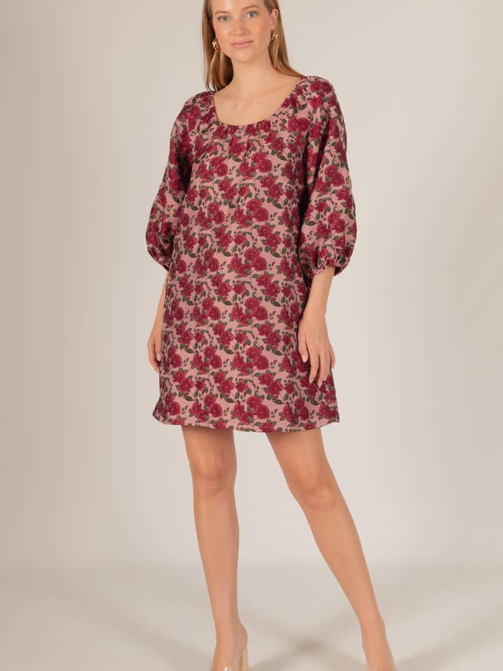 Robe à manches bouffantes à encolure élastique en jacquard à imprimé rose pour la vente par Before You Collection