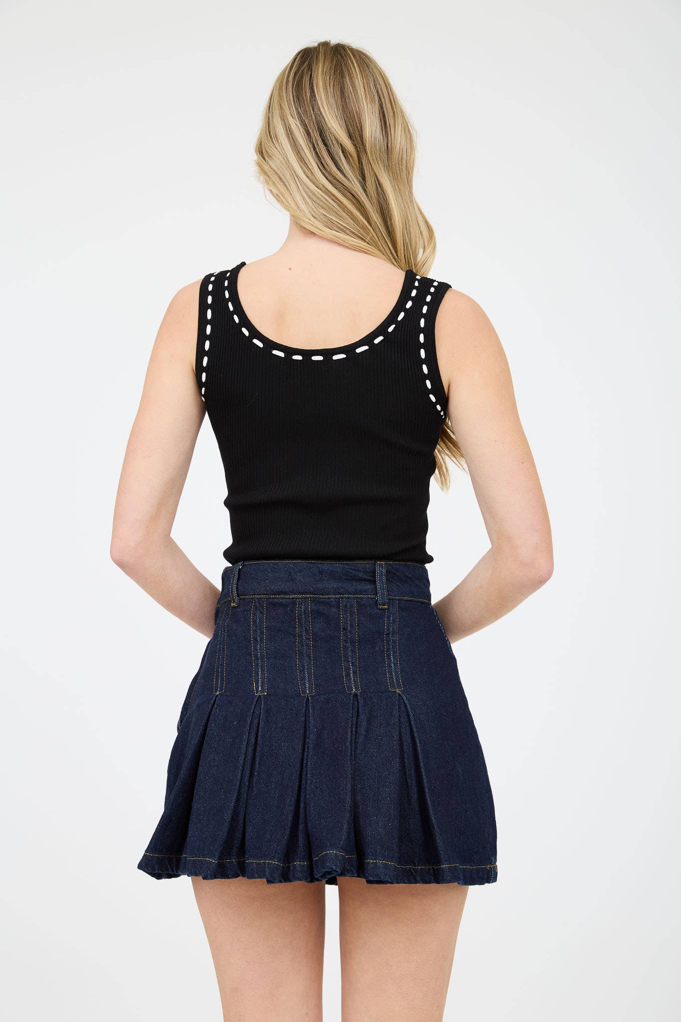 The Workshop Studio – Engroshandel Strikket top - Dame – SCOOP-UDSKÆRING FORAN BIND SWEATER STRIKKET TANKTOP1