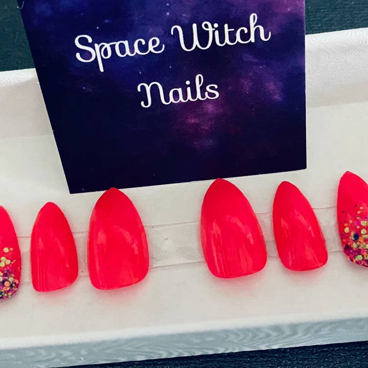 Space Witch Nails – wholesale Lösnaglar – Jag vill ha tillbaka min rosa skjorta! Neon Pink Tryck på Glitter naglar1
