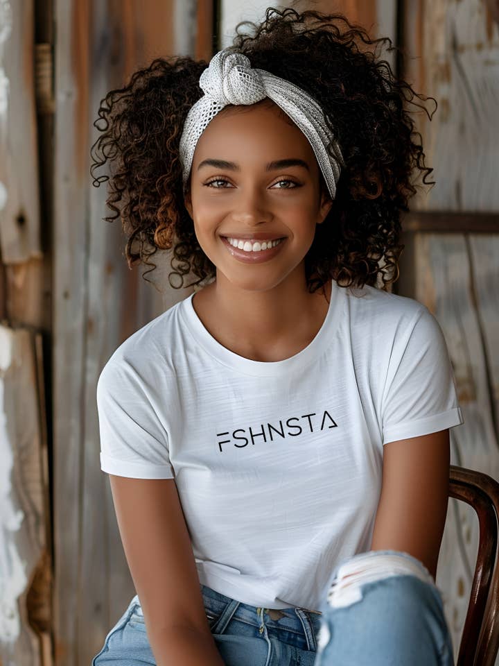 LOGO FSHNSTA - T-SHIRT COUPE DÉCONTRACTÉE BLANC pour la vente par Cherry Chic Designs