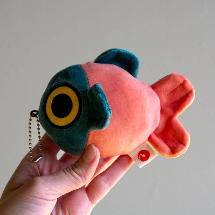 Curlworks – Porta-chaves - Unissexo por atacado – Porta-chaves de Peluche Mochi Fish Fry - Coral e Verde Escuro3