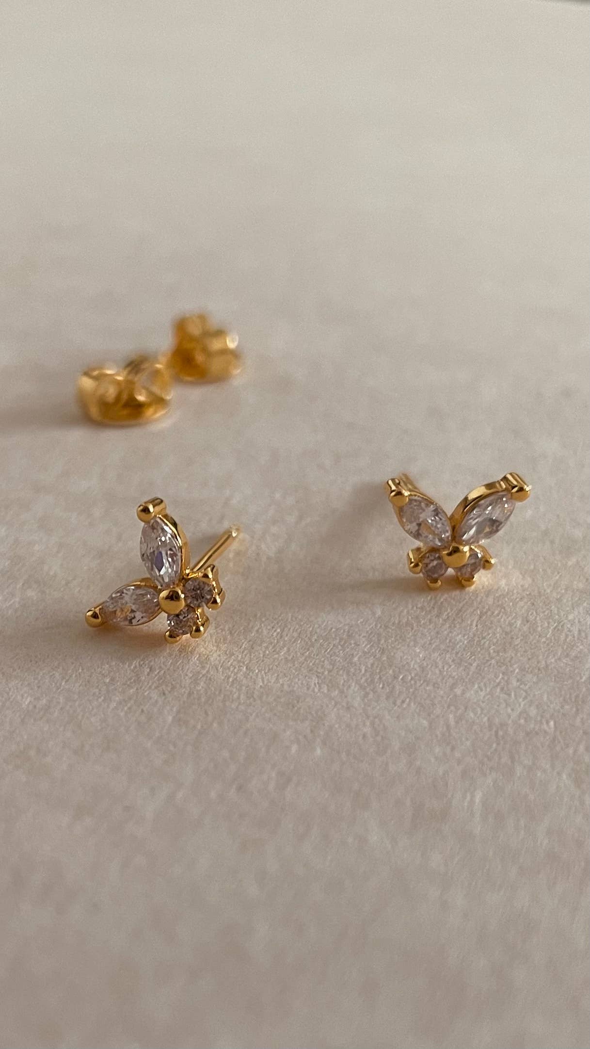 Namaste Jewelry - Vente Clous d'oreille - Petites boucles d'oreilles en forme de papillon, pierre blanche