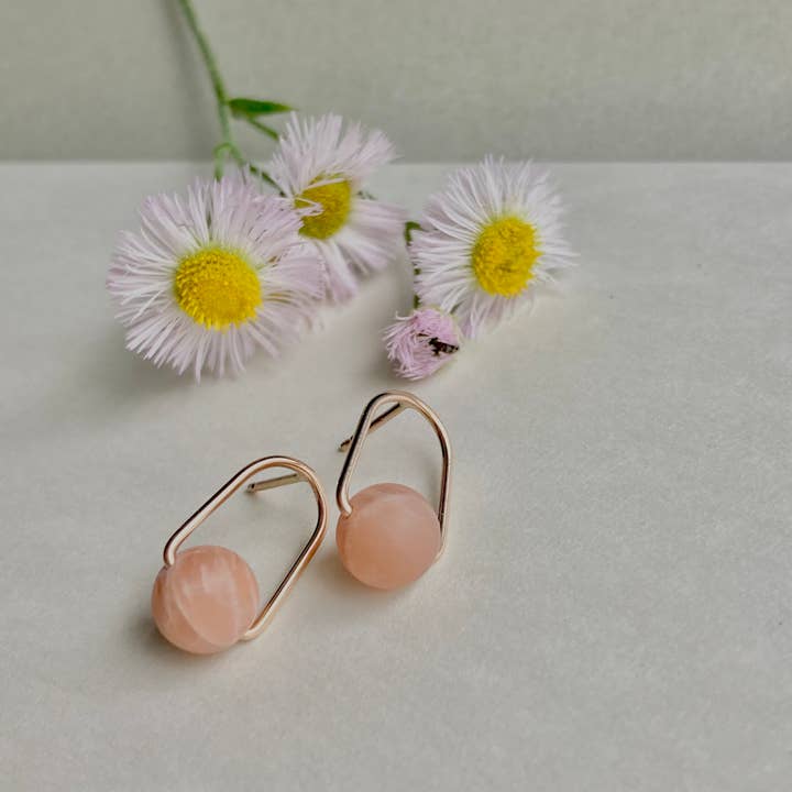 Telle of the Hills - Wholesale Knopjes/oorstekers - Cove Stud - Minimalistische Edelsteenboog Oorbel in Warme Kleuren3