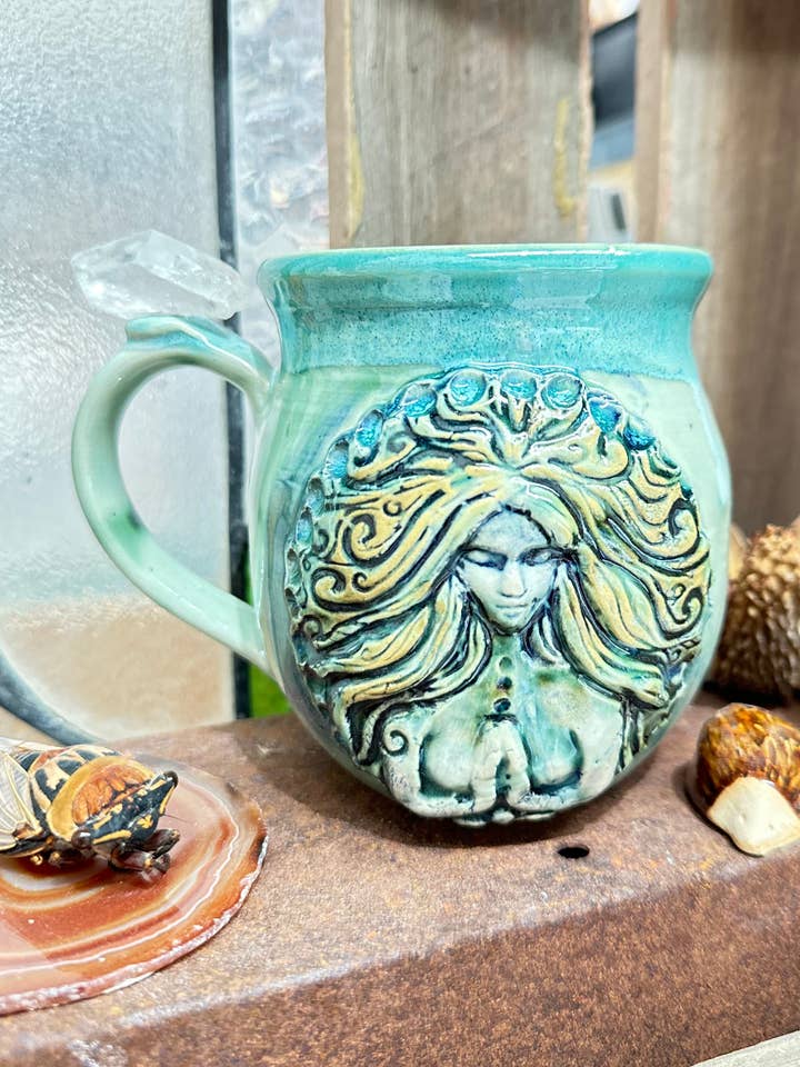 Tazza di Quarzo Cristallo Dea dell'Oceano per la vendita all'ingrosso da parte di Carys Martin Ceramics