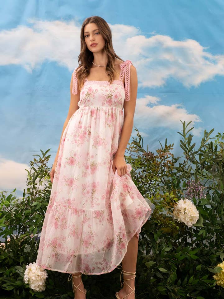 Maxiklänning med axelband i blommig virkad spets för wholesale av Blu Pepper