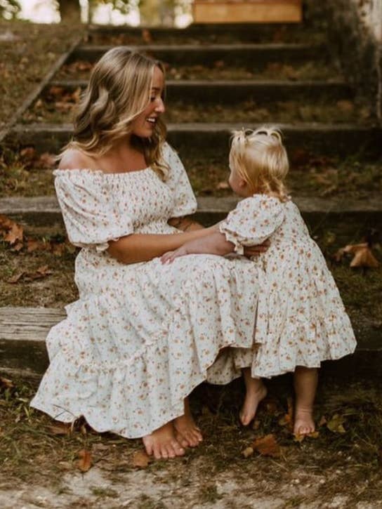 Mama en ik Katherine jurk - gele bloemen voor wholesale door Bailey's Blossoms