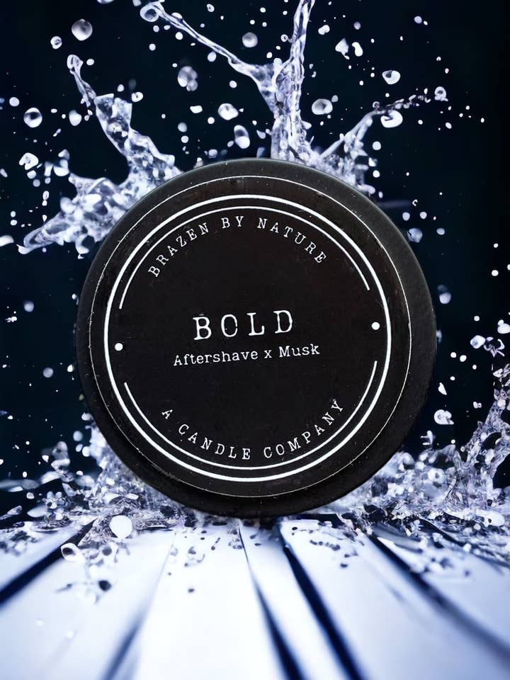 Manly Aftershave Muskljus Kokosnötsoja Träveke 4 oz tenn för wholesale av Brazen by Nature Candle Co.