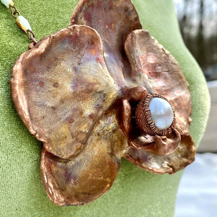 The Posh’mina – Großhandel Kette mit Anhänger/Charm – Halskette mit echten riesigen Orchideen, elektrogeformt aus Kupfer