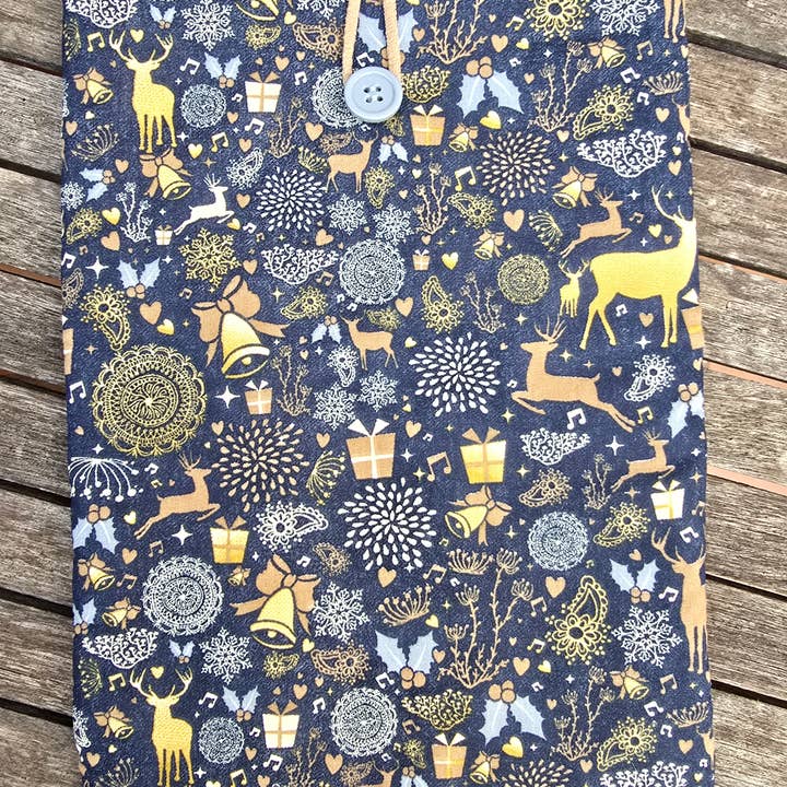 Housse de livre matelassée Noël, détails rouges, fond marine pour la vente par laubelgo