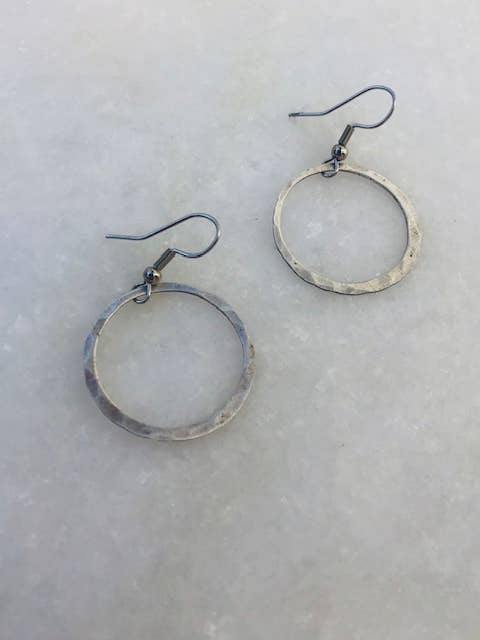 Små enkla cirkelörhängen - Aluminium för wholesale av Weaving Winds