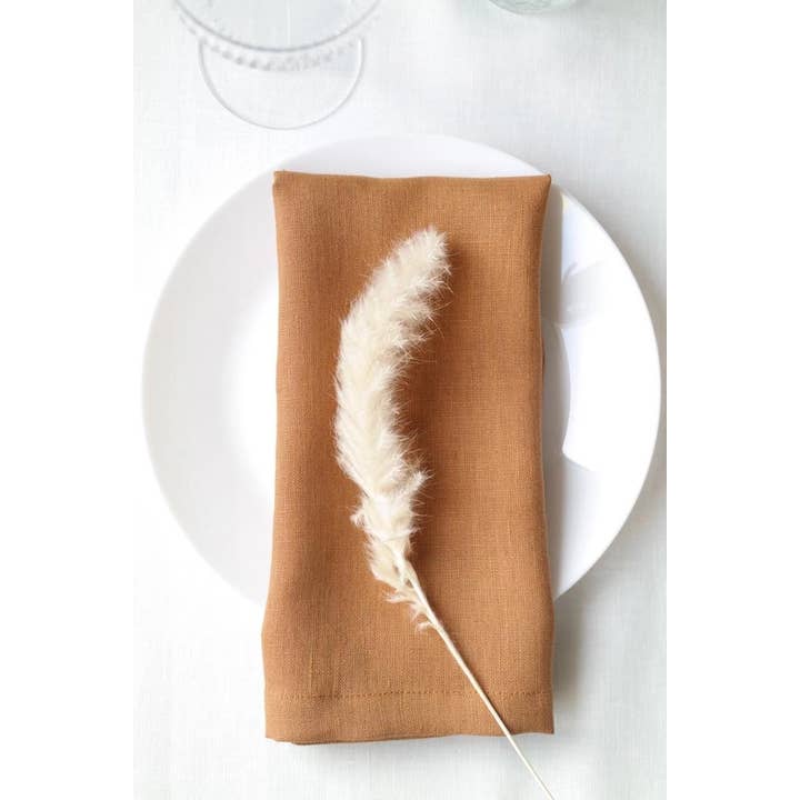 Serviettes en lin avec coins en onglet dans diverses couleurs pour la vente par Liem Home