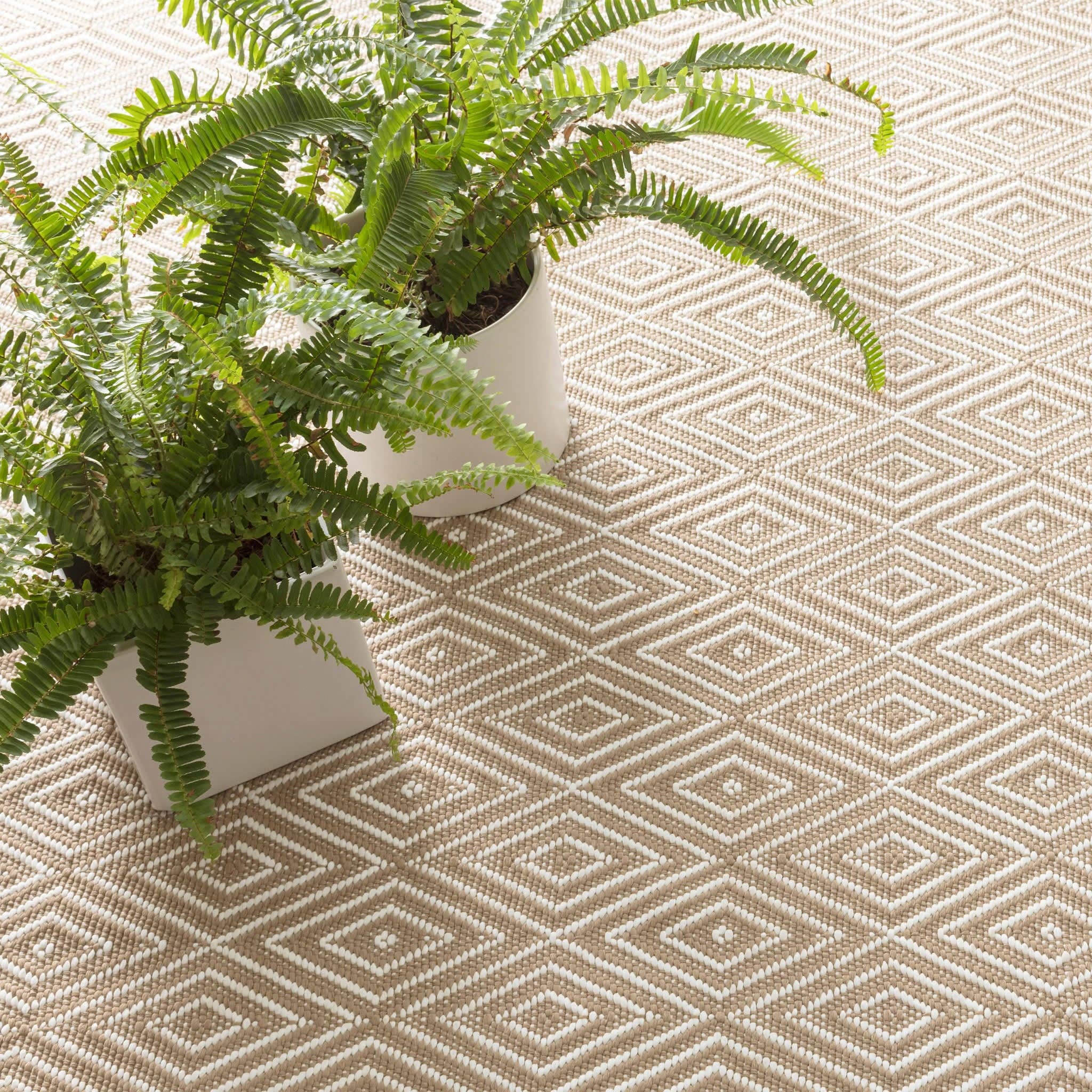 Annie Selke - Wholesale Area Rug - Diamond Handwoven Indoor/Outdoor Rug | Khaki/White1