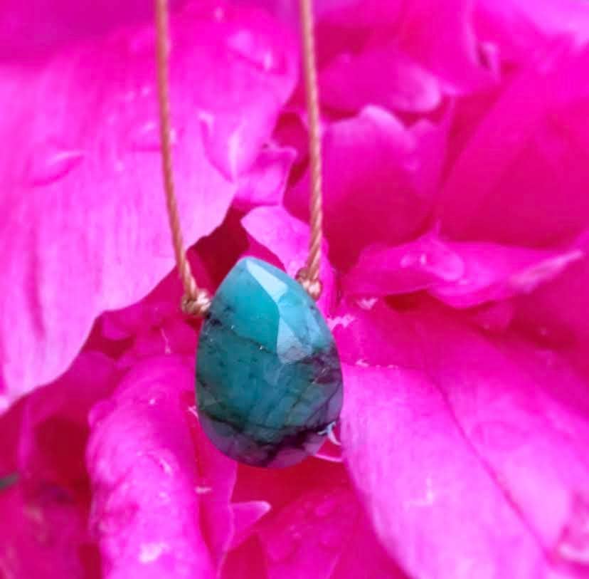 Merelani Designs - Vente Colliers à pendentif - Collier en forme de larme à facettes émeraude2