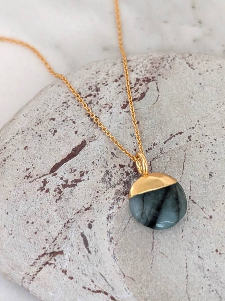 Der Smaragd-Mai-Geburtsstein-Anhänger für den Großhandel von Lapis London