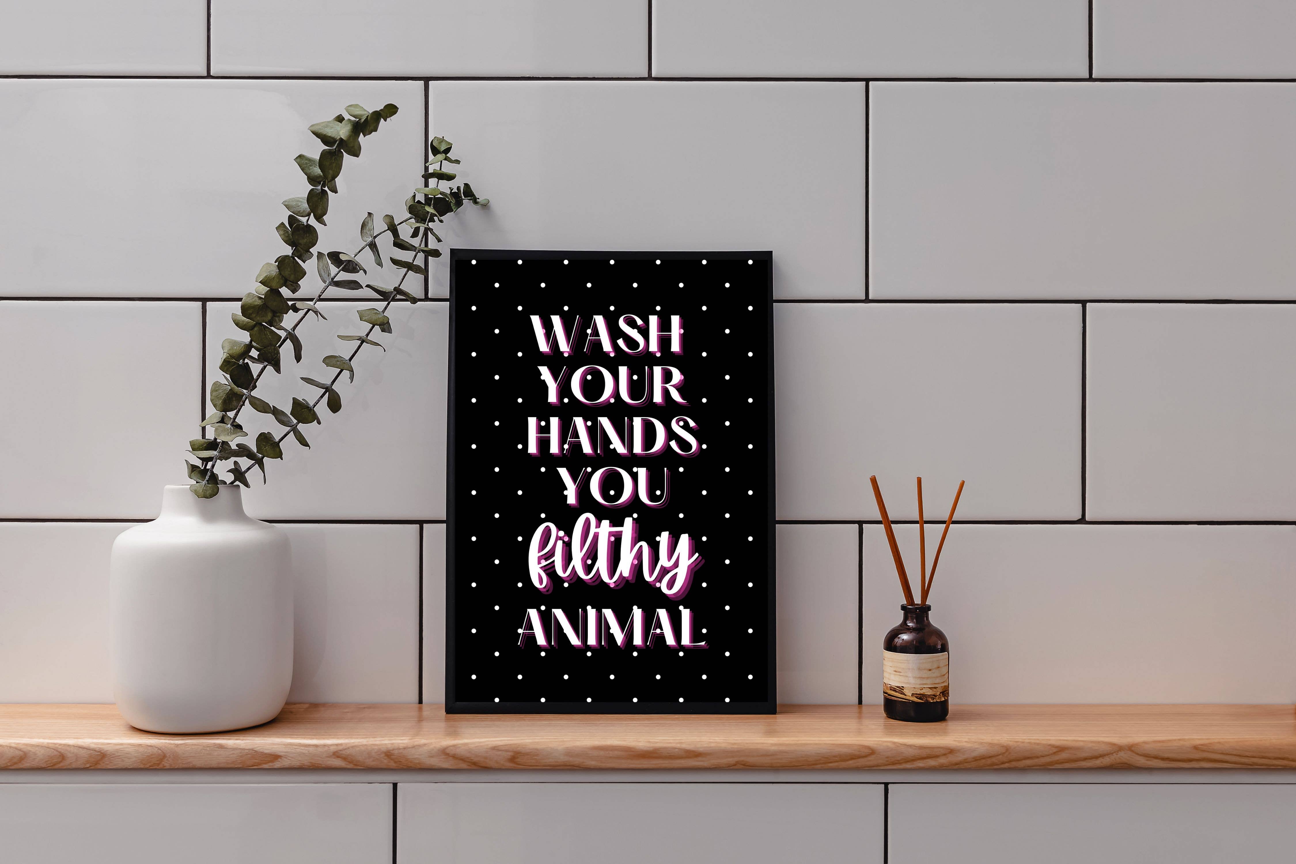 Printicole – Engroshandel Badeværelsesskilt – Badeværelse Vask Dine Hænder Hjemme Alene Film Citat Væg Print1