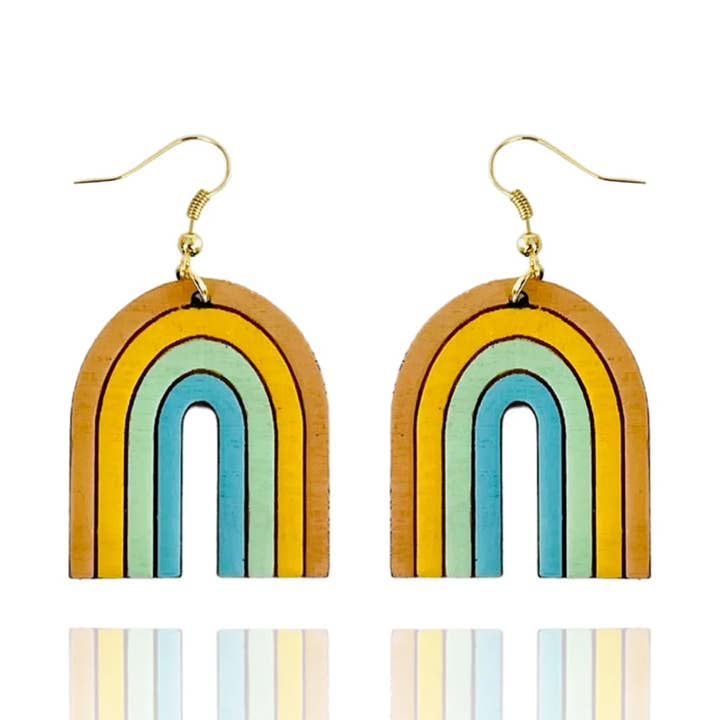 Grandi orecchini a forma di arco arcobaleno, dipinti a mano per la vendita all'ingrosso da parte di Hudson and Birch
