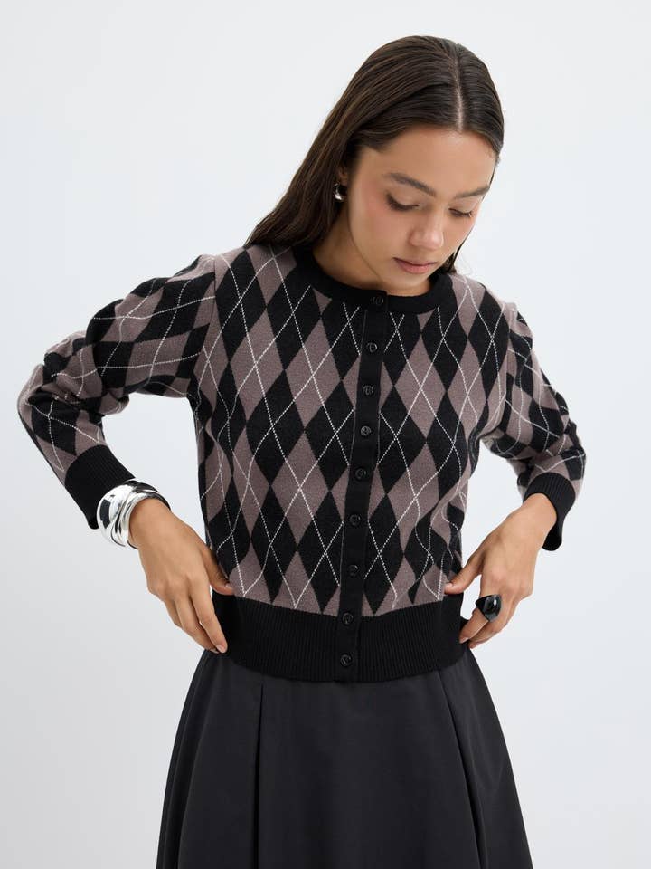 Cardigan en maille à motif losanges col rond noir pour la vente par Kadriye Baştürk