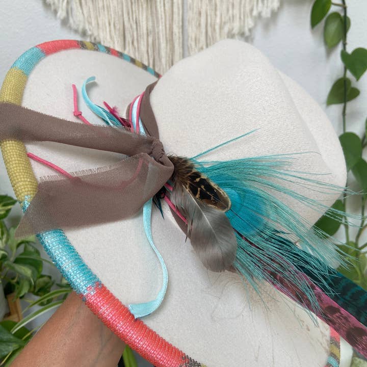 Chapeau à bord plat perlé à la main et brûlé pour la vente par Two Arrows NW