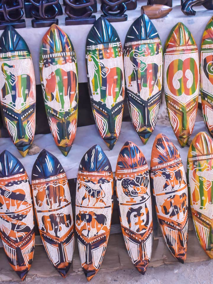 Incantevoli maschere da parete africane: decorazioni da parete in legno realizzate a mano per la vendita all'ingrosso da parte di Elimicah