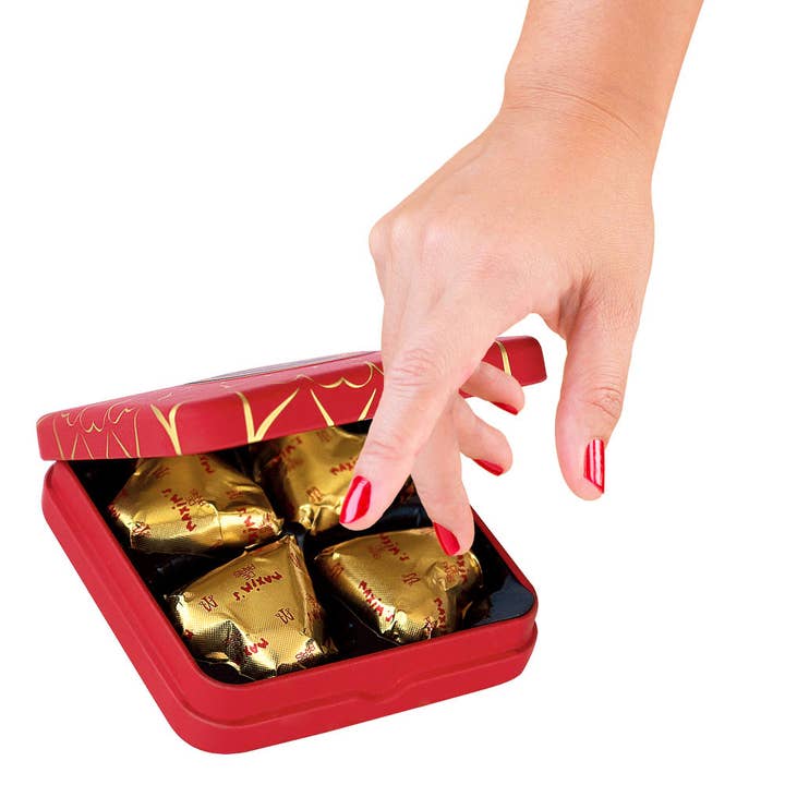 Maxim's – Engroshandel Chokoladeæsk – Æske med 3 metaldåser 4 mælkechokoladepralinéhjerter4