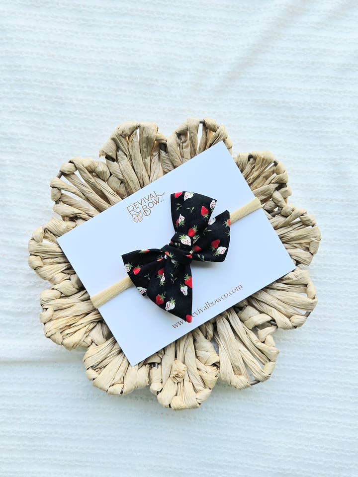 Petit nœud à la main / Petite fraise / Nœud d'été pour la vente par Revival Bow Co.