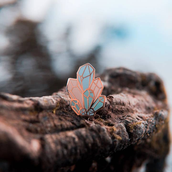 Spilla smaltata in oro con cristalli per la vendita all'ingrosso da parte di Fox & the Bear