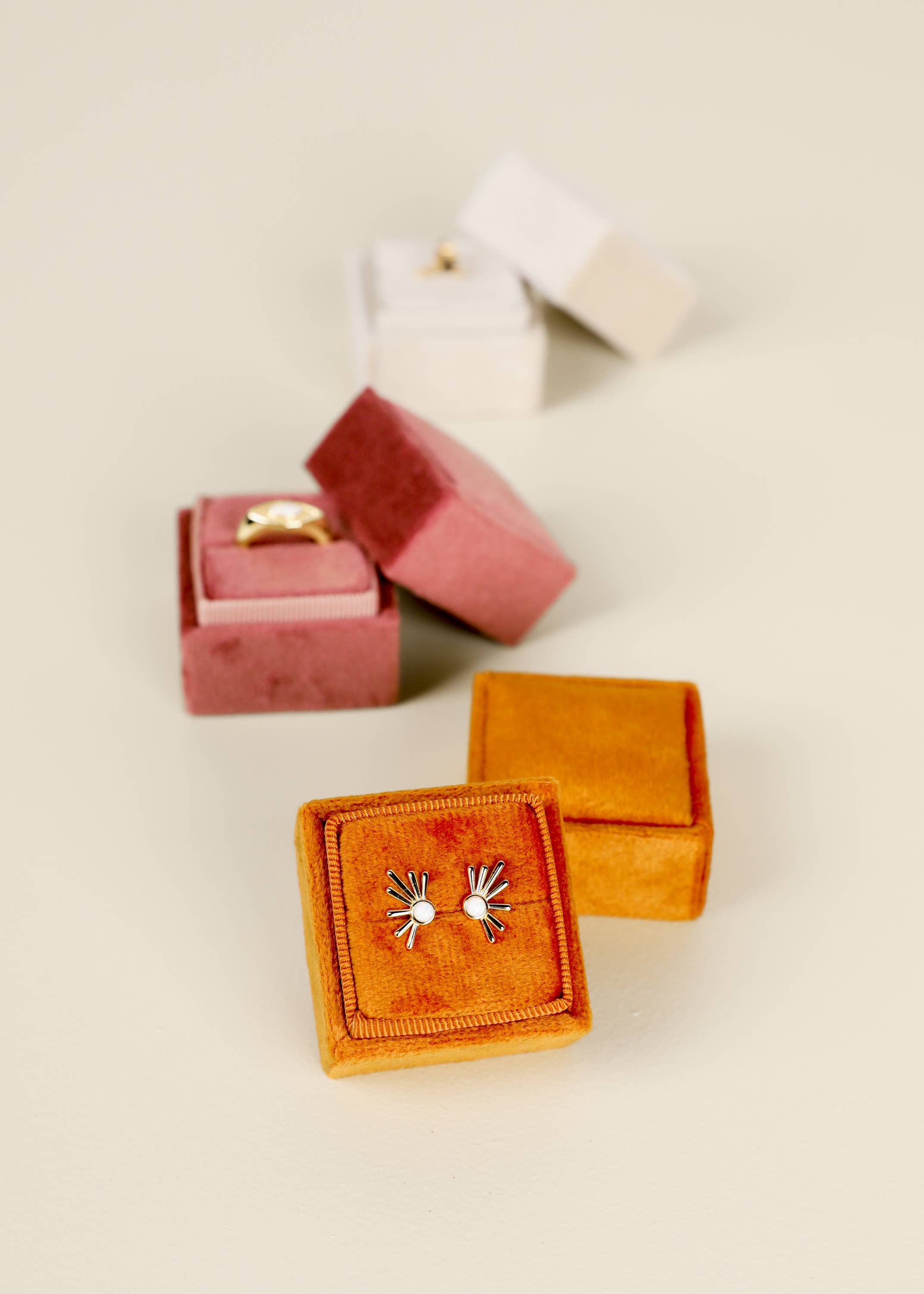 JaxKelly – Großhandel Schmuckschatulle/-Organizer – Velours-Schmuckkästchen - quadratisch - Creme6