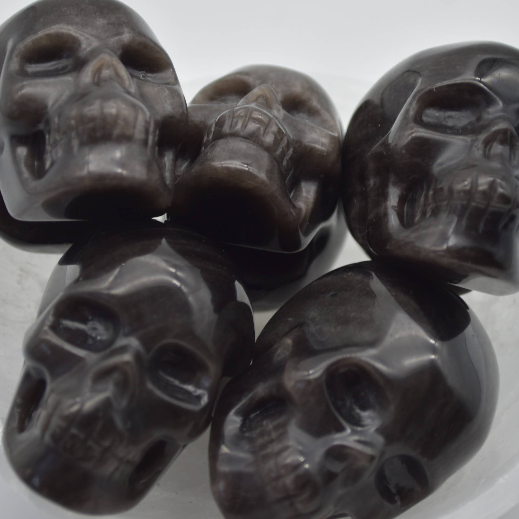 Zwart Zilveren Glans Obsidiaan Gesneden Schedelhoofd - 3,5 cm - 1 Stuk #01 voor groothandel op Faire1
