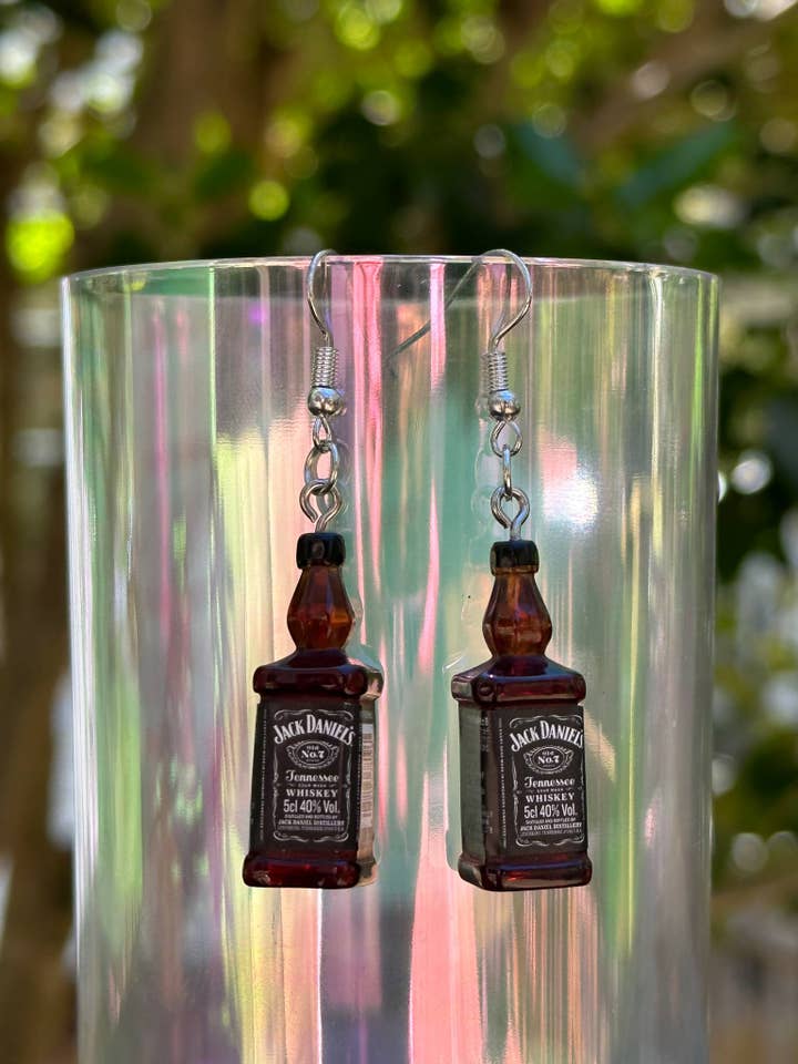 Orecchini a forma di bottiglia di whiskey Mini J. D. Audaci, fatti a mano. per la vendita all'ingrosso da parte di Arcfo Jewelry