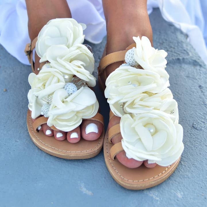 Peonia brudesandaler i elfenben, lavet i Grækenland for engroshandel hos PinkyPromiseAccs