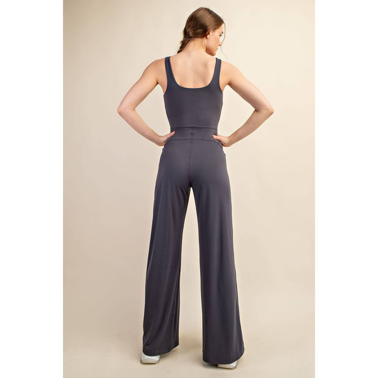 Rae Mode - Wholesale Jumpsuit - Dames - JUMPSUIT MET WIJDE PIJPEN VAN GERECYCLEDE BOTER21