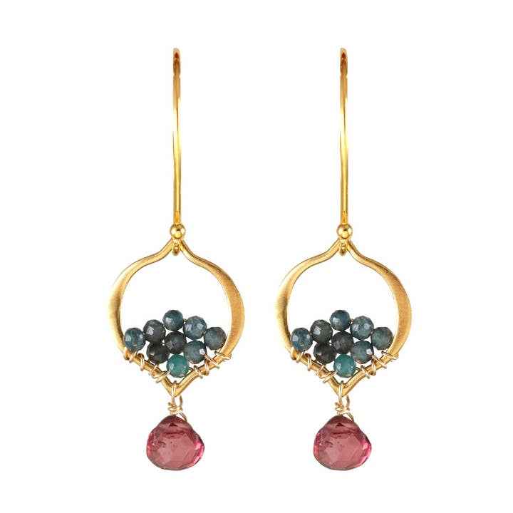 E-3752 GARNET, PETITE BOUCLE D'OREILLE ARABESQUE EN OR AVEC GRANDIDIERITE pour la vente par Alicia Van Fleteren Jewelry Design